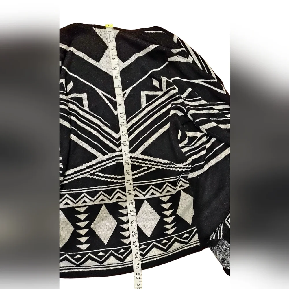 Black and White Waterfall Torrid Cardigan Size 0 - Picture 10 of 11